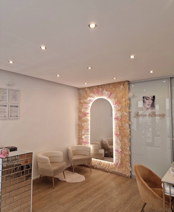 Eleganter Studio- und Wartebereich von Lindoju Beauty